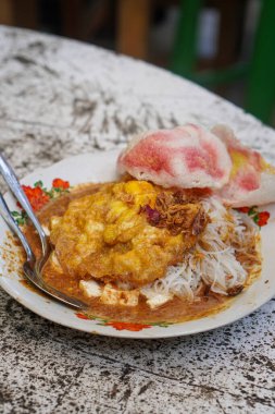 Ketoprak, 19 Eylül 2025 'te yakalandı. Geleneksel Endonezya usulü pirinç keki, vermicelli, tofu, fasulye filizi ve fıstık sosu üzerine çıtır omlet ve krakerle servis edilir.