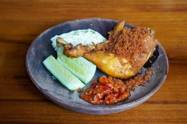 Sambal ile Endonezya Kızarmış Tabakları (Penyetan), 5 Kasım 2025 tarihinde yakalandı. Çıtır tavuk, soya peyniri ve baharatlı sambal, otantik yerel sokak yemekleri görselleri.