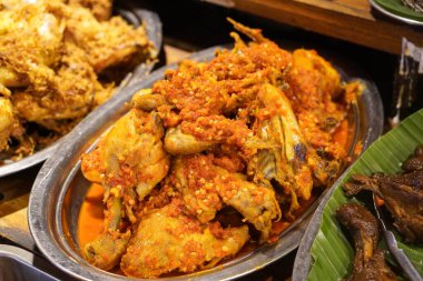 Sambal ile Endonezya Kızarmış Tabakları (Penyetan), 5 Kasım 2025 tarihinde yakalandı. Çıtır tavuk, soya peyniri ve baharatlı sambal, otantik yerel sokak yemekleri görselleri.