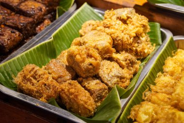 Sambal ile Endonezya Kızarmış Tabakları (Penyetan), 5 Kasım 2025 tarihinde yakalandı. Çıtır tavuk, soya peyniri ve baharatlı sambal, otantik yerel sokak yemekleri görselleri.