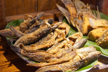 Sambal ile Endonezya Kızarmış Tabakları (Penyetan), 5 Kasım 2025 tarihinde yakalandı. Çıtır tavuk, soya peyniri ve baharatlı sambal, otantik yerel sokak yemekleri görselleri.