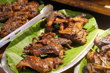 Sambal ile Endonezya Kızarmış Tabakları (Penyetan), 5 Kasım 2025 tarihinde yakalandı. Çıtır tavuk, soya peyniri ve baharatlı sambal, otantik yerel sokak yemekleri görselleri.