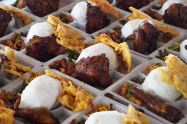 Sambal ile Endonezya Kızarmış Tabakları (Penyetan), 5 Kasım 2025 tarihinde yakalandı. Çıtır tavuk, soya peyniri ve baharatlı sambal, otantik yerel sokak yemekleri görselleri.