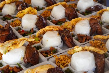 Sambal ile Endonezya Kızarmış Tabakları (Penyetan), 5 Kasım 2025 tarihinde yakalandı. Çıtır tavuk, soya peyniri ve baharatlı sambal, otantik yerel sokak yemekleri görselleri.