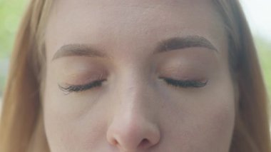 Doğal Gün Işığında Kadın Gözlerinin Açılıp Işığının Kapanışı. Sakin Yüz İfadesi, Nazik Göz Hareketi, Doğal Güzellik Konsepti, Gerçek Duygu, Açık Hava Farkındalığı Yavaş Anı