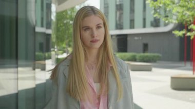 Aydınlık Sabah Şehir Yürüyüşü sırasında Düşünceli Kadın Duraklıyor. Modern Şehir 'de Şık Genç Kadın Duruyor, Huzurlu Güneşli Atmosfer' in tadını çıkarırken Sessizce Yansıtıyor