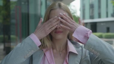 Şen şakrak kadın, gözleri kaplayan ve gülen şehir caddesinde gündüz vakti. Şehir Neşeli Anı Yakalayarak Neşeli İfade, Sabah Işığı, Gençlik Enerjisi, Modern Yaşam Tarzı Açık Hava Ayarları