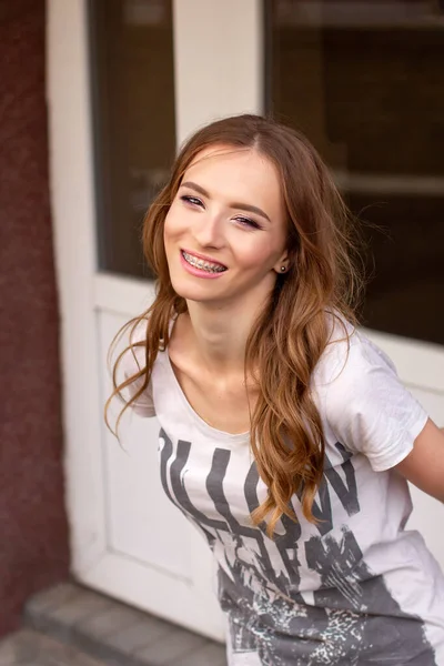 Joven Hermosa Chica Morena Sonriente Posando Las Calles Ciudad Tirantes — Foto de Stock