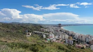 Arnavutluk 'un Golem kentinin güzel panoramik manzarası, geniş kıyı şeridi, sayısız bina ve Adriyatik Denizi' nin parlak mavi sularının berrak bir gökyüzü altında yer alması.