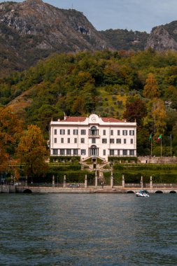 Zarif tarihi villa ve Como Gölü kıyısındaki teraslı bahçeler, yemyeşil dağlarla çevrili. Sakin sular bu ikonik İtalyan güzelliğini yansıtır..
