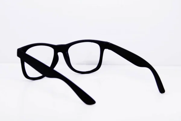白色背景的黑色眼镜片 — 图库照片