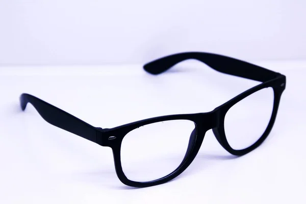 白い背景に隔離された黒い目のメガネ — ストック写真