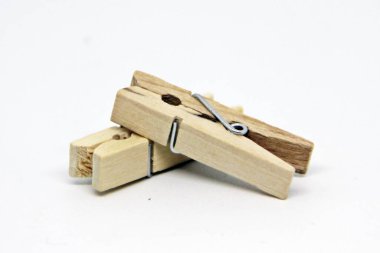 Beyaz arka planda kıyafet iğnesi