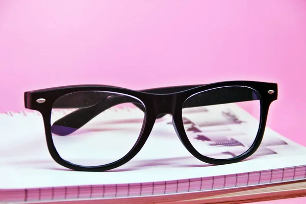 Óculos Olho Preto Isolado Fundo Rosa — Fotografia de Stock