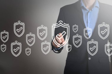 Takım elbiseli bir işadamı ekran kalkanına kene koruması konseptiyle dokunuyor. Veri merkezli fütürist bir asma kilit seçiyor. Başlık arkaplanınız için alan arkaplanını kopyalayın.