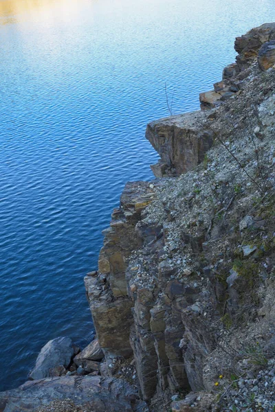 Stenstenar Nära Vatten Bakgrunden Sjö Flod Hav Hav Blått Klart — Stockfoto