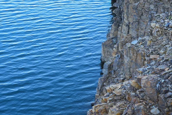 Steinfelsen Wassernähe Auf Dem Hintergrund Von See Fluss Meer Ozean — Stockfoto