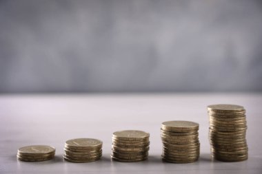 Gri arka planda bir yığın altın para. Ön manzara. Kapat..