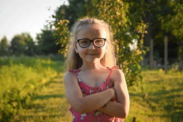 Retrato Menina Bonito Olhando Para Moldura Sorrindo Livre Fundo Grama — Fotografia de Stock