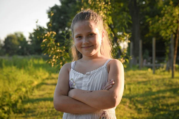 Retrato Menina Bonito Olhando Para Moldura Sorrindo Livre Fundo Grama — Fotografia de Stock