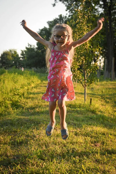 Portret Van Klein Schattig Meisje Springt Van Vreugde Glimlachen Buiten — Stockfoto