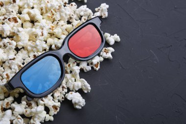 Masada 3 boyutlu bardaklar ve patlamış mısır var. Üst görünüm.