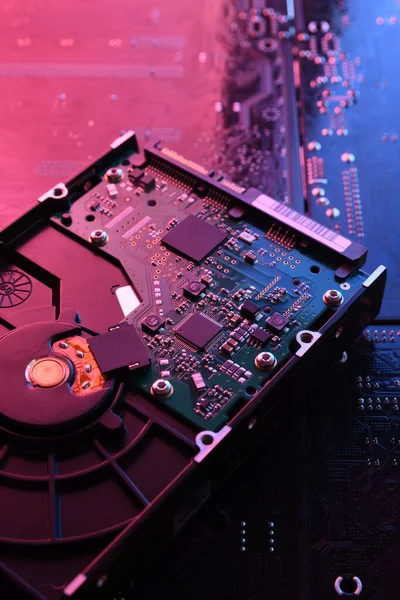 コンピュータのハードディスクドライブのHdd 回路基板上のSsd マザーボードの背景 接近中だ 赤青の照明で — ストック写真