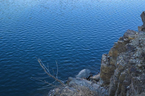 Kenarındaki Kayalar Gölün Nehrin Denizin Okyanusun Arka Planında Mavi Berrak — Stok fotoğraf