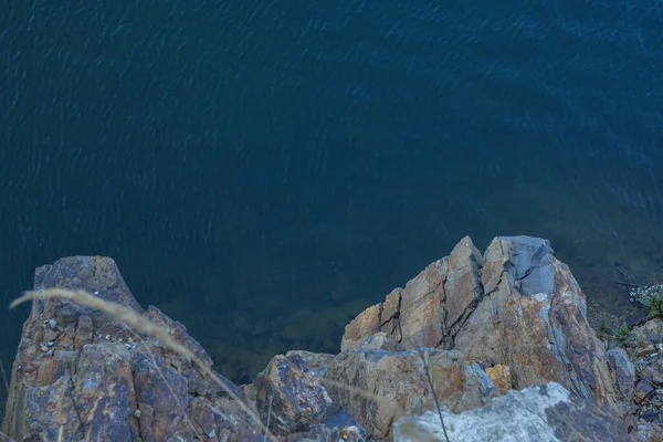 Steinfelsen Wassernähe Auf Dem Hintergrund Von See Fluss Meer Ozean — Stockfoto