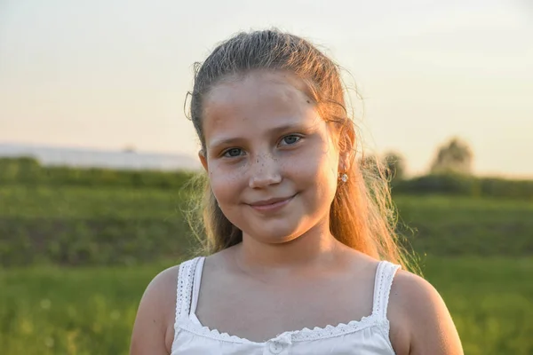 Retrato Menina Bonito Olhando Para Moldura Sorrindo Livre Fundo Grama — Fotografia de Stock