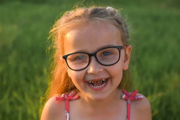Portret Małej Uroczej Dziewczynki Patrzącej Ramkę Uśmiechającej Się Zewnątrz Tle — Zdjęcie stockowe