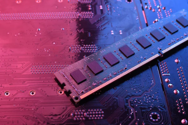 Devre anakart arka planında bilgisayar belleği RAM. Kapatın. Sistem, ana bellek, rastgele erişim belleği, güverte, bilgisayar ayrıntıları. Bilgisayar parçaları. DDR3. DDR4. DDR5