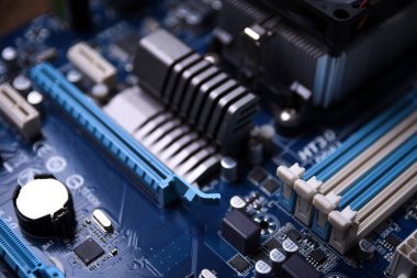 Bilgisayar ana kartı ve elektronik bileşenler Cpu gpu belleği ve bir video kartı için farklı soketler