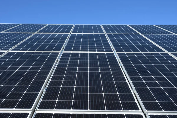 Paneles Solares Sobre Fondo Cielo Azul Contra Cielo Azul Profundo —  Fotos de Stock