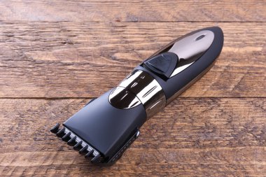 Hortumlu budayıcı. Yeni bir kablosuz budayıcı alıyorum. Ahşap bir arka planda. Yakın plan. Metin için bir boşluk ile