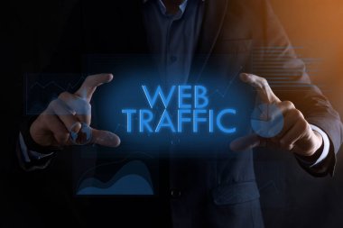 İş adamı elinde web sitesi trafiği ile arka planda farklı grafiklerle el ele tutuşuyor.Başarılı iş kavramı. Web sitesi trafiği geliştirme.SEO.