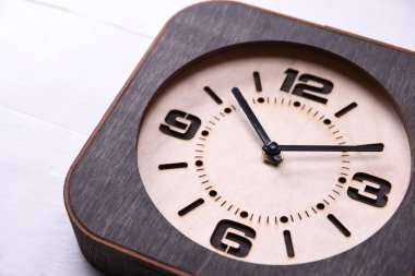 Ahşap arka planda el yapımı ahşap saat. Yakın plan. Bir metin için yer.