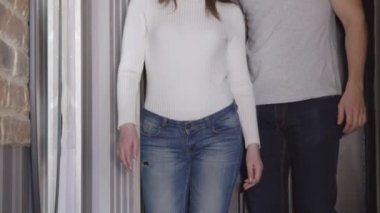 Apartman koridorunda yüzsüz genç aşıklar