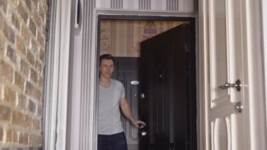 Genç evli çift yeni evlerinin teftiş