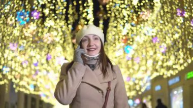 Güzel kadın sokakta yürürken telefonda söz