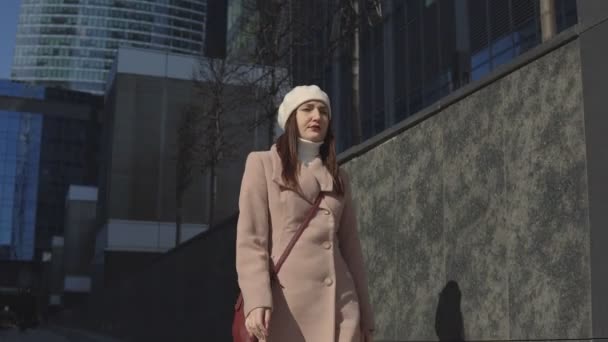 Woman in coat walking in the city center — Stock Video