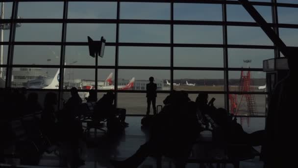 Luchthaven wachtkamer met uitzicht op de vliegtuigen en de heldere hemel — Stockvideo