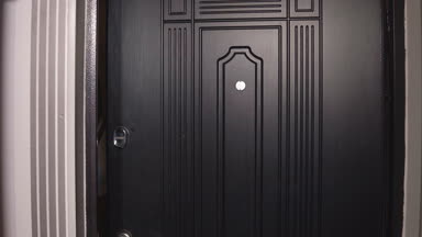 Genç güzel kadın ile satın alınan daire mutludur