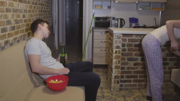 zhena-pered-televizorom-devushka-nechayanno-konchila-v-trusi-porno-video