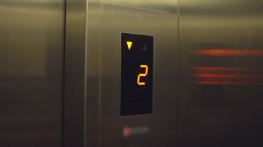 Kat numarası ve bir Asansör yönlere ile elektronik ekran