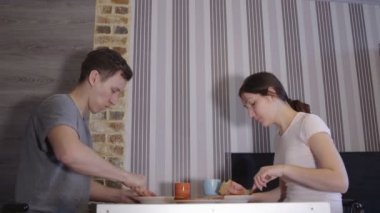 Erkek ve kadın bir masada yemek