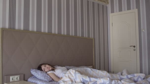 Bella donna che non dorme si sveglia a letto — Video Stock