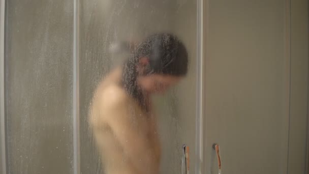 Μελαχρινή γυναίκα πλύσεις σε μια καμπίνα ντους — Αρχείο Βίντεο