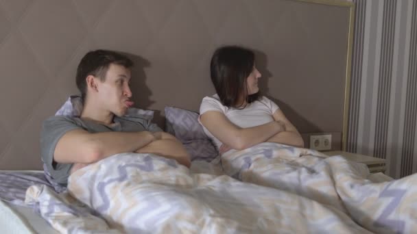 Difficulties in relationships. Man and woman swear in bed — Stock Video