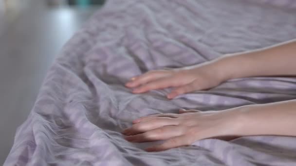 Рух жіночих рук на ліжку під час сексу — стокове відео